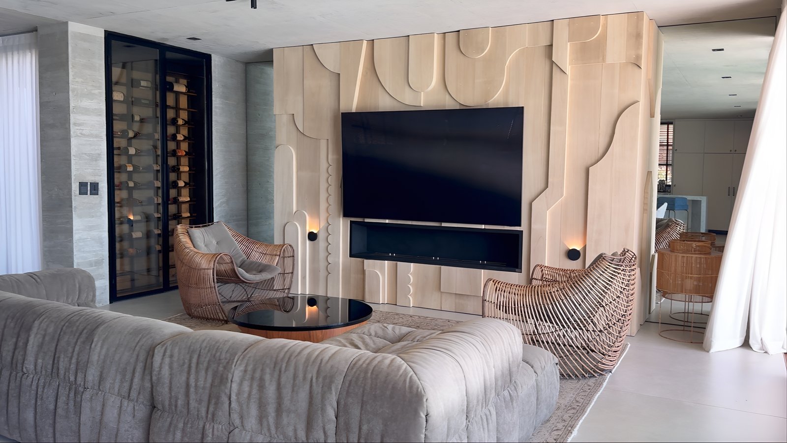 Living moderno con pared de madera texturizada y cava de vinos — proyecto CASA MHN, por Hermann Arquitectos, en Nordelta